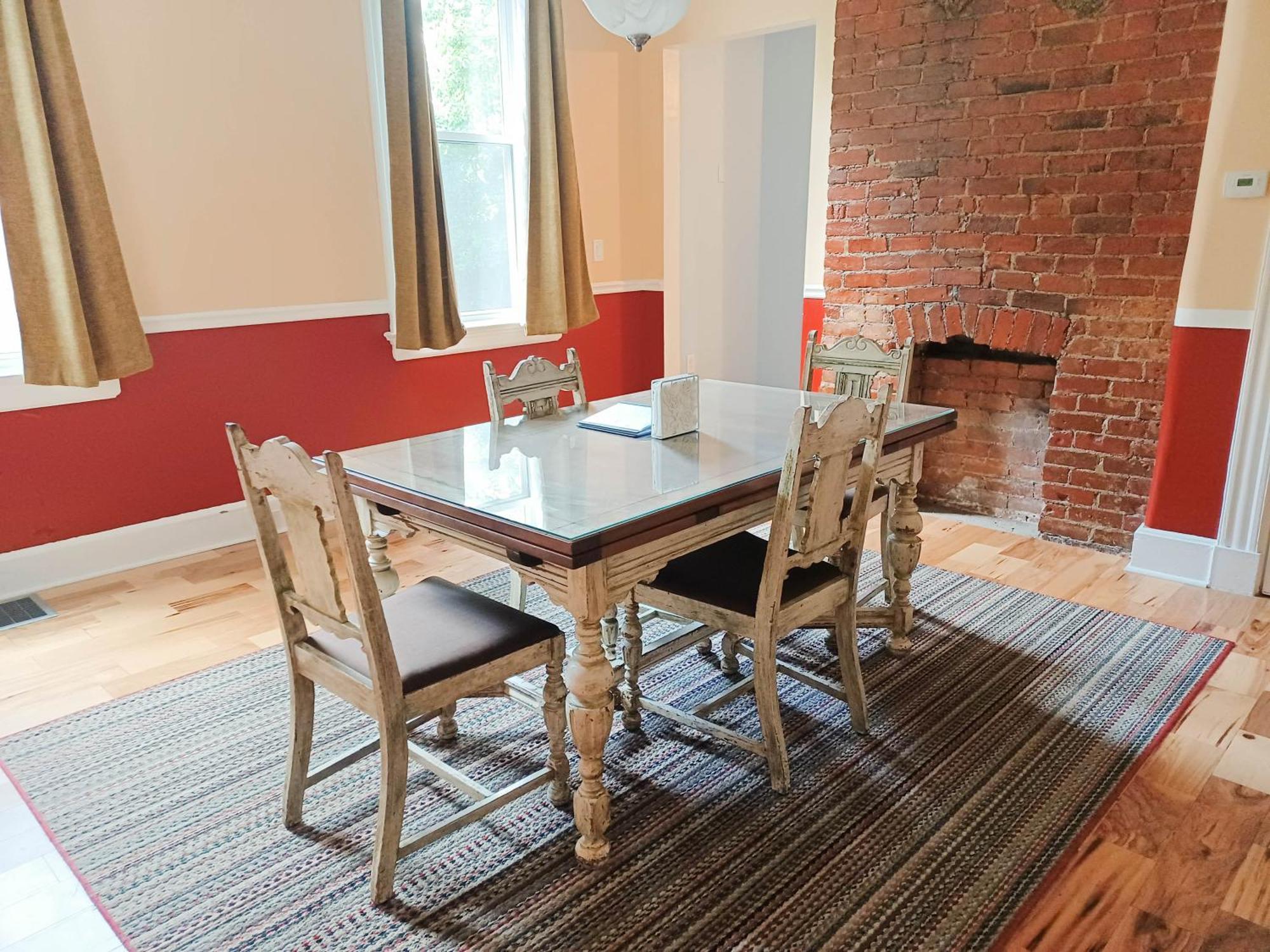 Huge 2 Bedroom House In The Heart Of Northside!